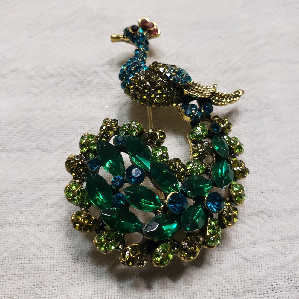 Beautiful Goldtone Peacock with Rhinestones Brooch or Pin